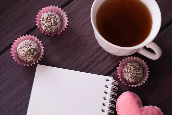Çikolata topları, çay ve defter