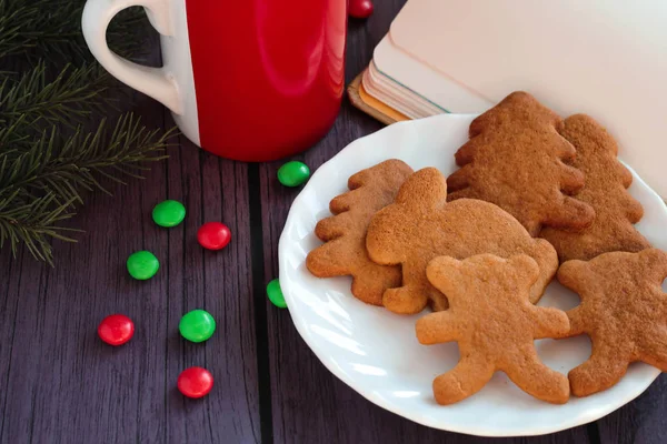 Noel gingerbread çerezleri, sıcak çikolata