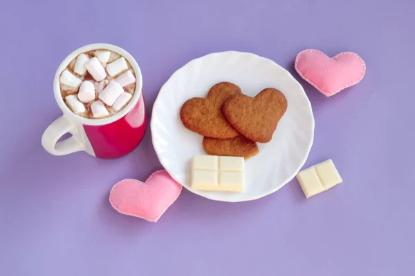 Gingerbread çerezleri, fincan kakao Sevgililer günü