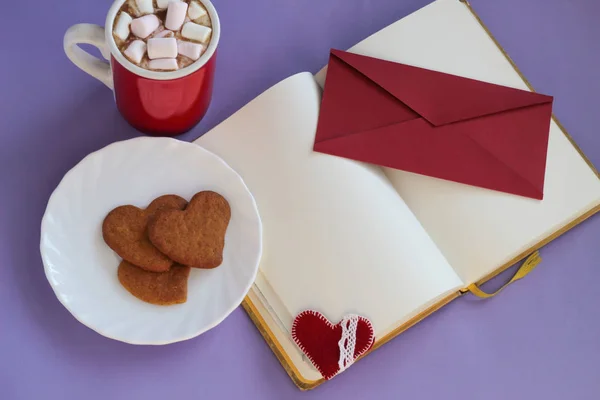 Kakao marshmallows ve gingerbread çerezleri