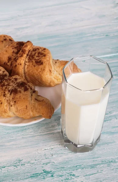 Süt ve kruvasan kahvaltı