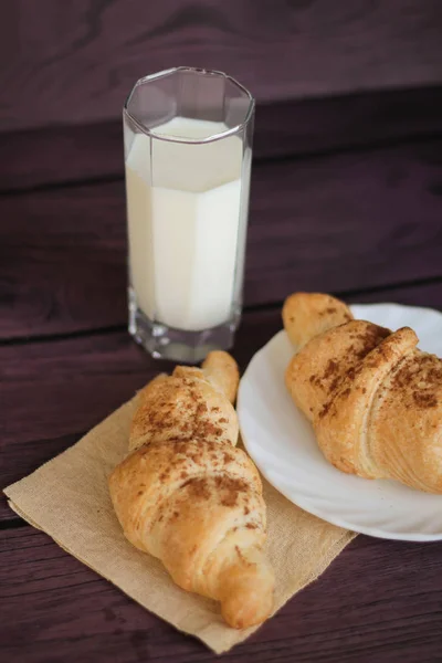 Süt ve kruvasan kahvaltı