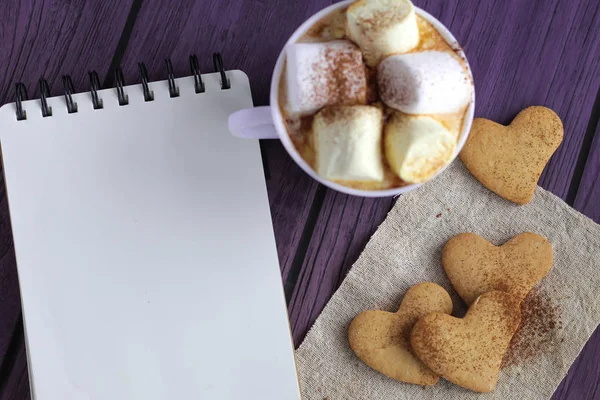 sıcak kakao marshmallows ve kalp kurabiye