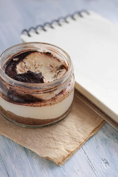 Ev yapımı İtalyan tatlı tiramisu kavanoz içinde