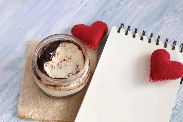 Ev yapımı İtalyan tatlı tiramisu kavanoz içinde