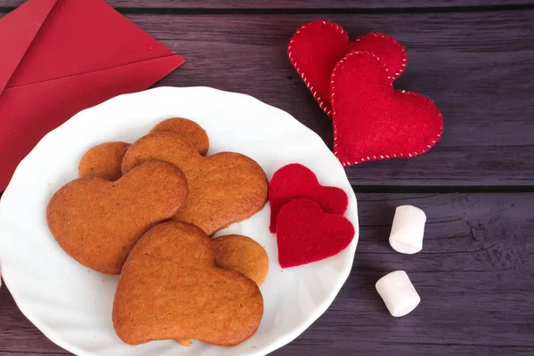 kalp gingerbread çerezleri ve kırmızı zarf