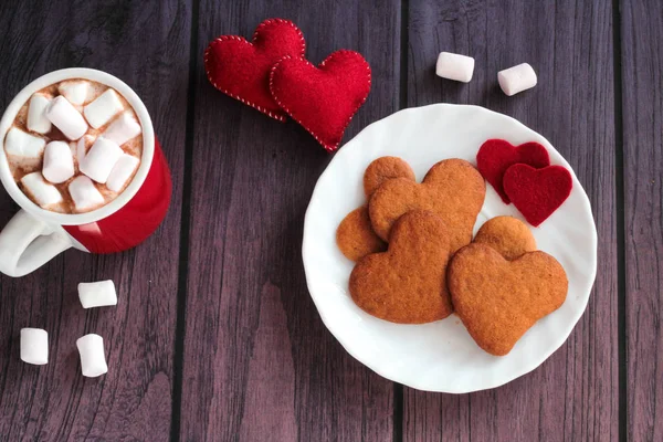 kalp gingerbread çerezleri çikolata bir fincan