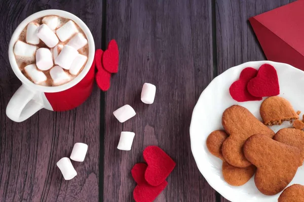 Kakao marshmallows ve gingerbread çerezleri