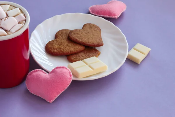 Gingerbread çerezleri, fincan kakao Sevgililer günü