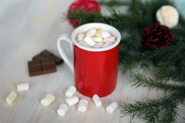 Taza llena de chocolate caliente y malvaviscos — Foto de Stock