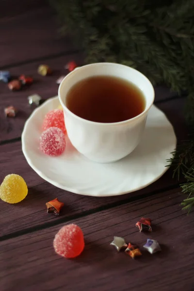 Berry Marmelatlar, koyu ahşap arka plan üzerinde çay