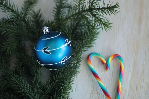 Bauble blu su albero di Natale e bastoncini di zucchero — Foto Stock