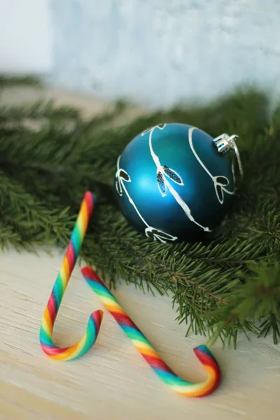 Noel ağacı ve şekerler mavi önemsiz şey — Stok fotoğraf