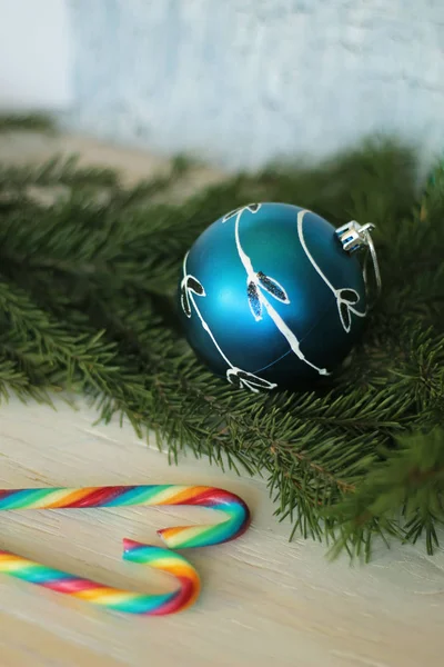 Noel ağacı ve şekerler mavi önemsiz şey — Stok fotoğraf