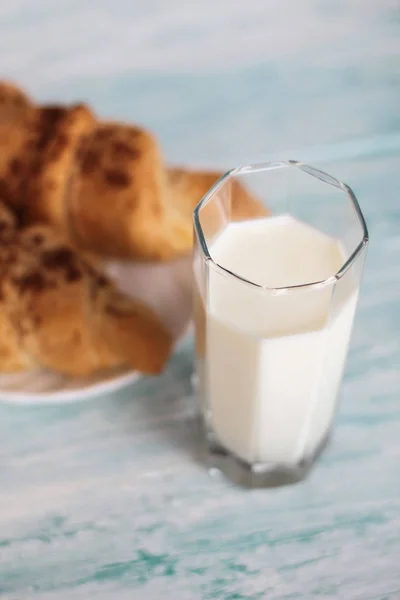 Frühstück mit Croissants, Milch — Stockfoto