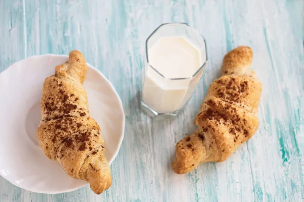 Kahvaltı croissants ile süt