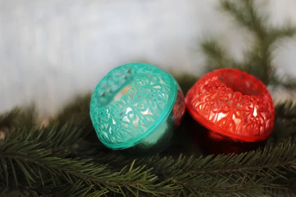 Turkuaz ve kırmızı baubles Noel ağacı üzerinde