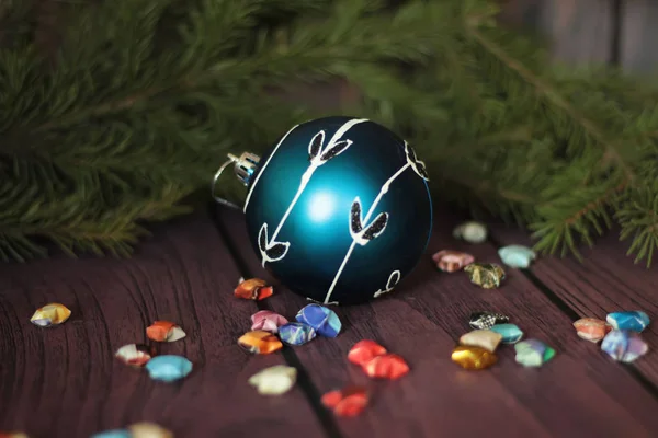 Festival dekoratif mavi önemsiz şey Noel ağacı üzerinde