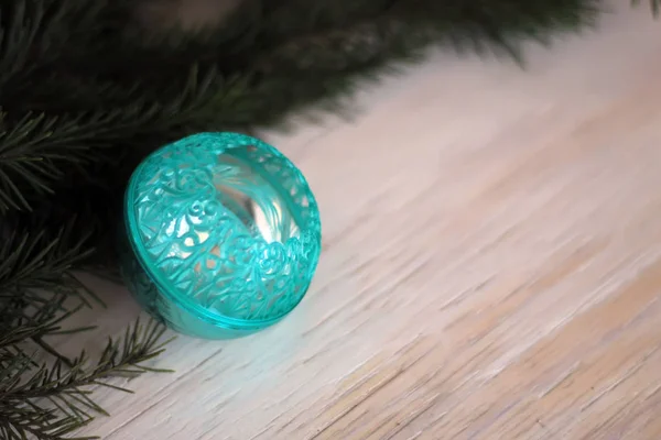 Turquoise bauble op kerstboom — Stockfoto