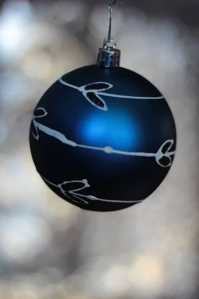 Natale decorativo blu bauble hangind — Foto Stock