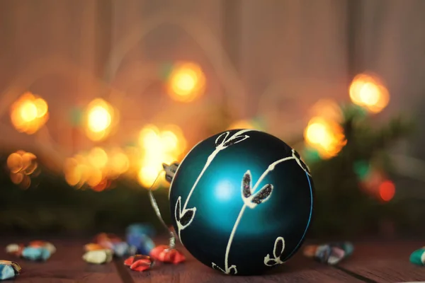 Festival dekoratif mavi önemsiz şey Noel ağacı üzerinde