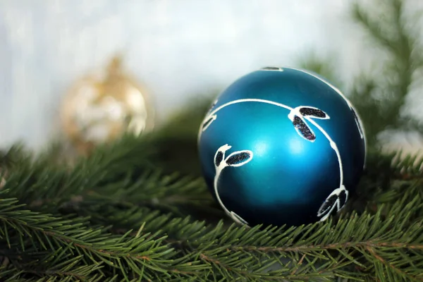 Festival dekoratif mavi önemsiz şey Noel ağacı üzerinde — Stok fotoğraf