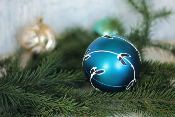 Festival dekoratif mavi önemsiz şey Noel ağacı üzerinde — Stok fotoğraf