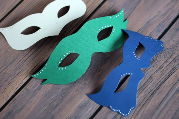 Koyu ahşap arka plan karnaval maskesi