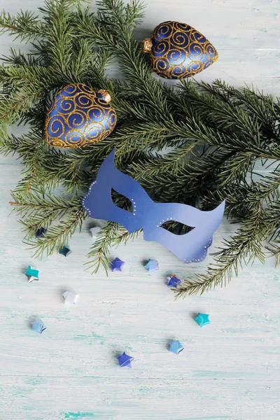 Karnaval maske Noel ağacı üzerinde