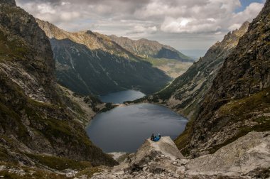 Yüksek Tatras dağ göllerde güzel manzarasına. Polonya