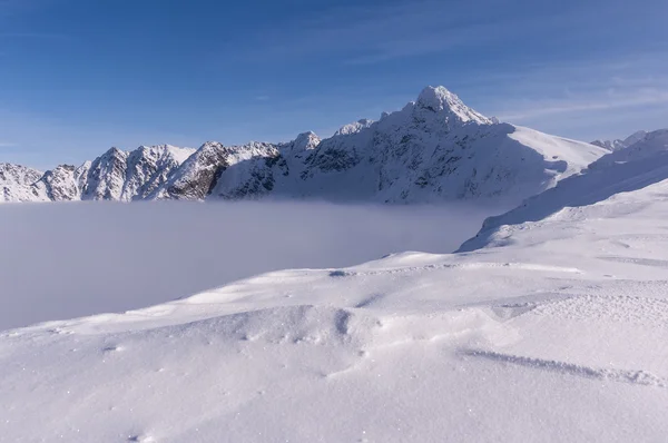 Vista de los picos durante la inversión. Alto Tatras . —  Fotos de Stock