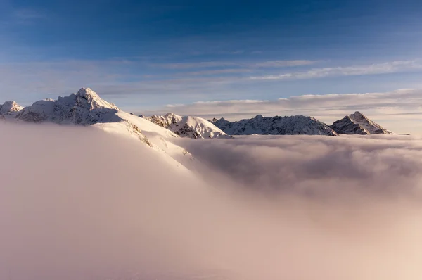 Vista dos picos durante a inversão. Tatras altos . — Fotografia de Stock