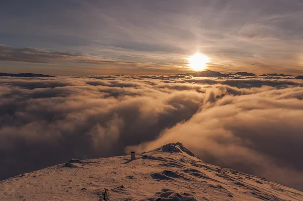 Puesta de sol durante la inversión. Tatry. . — Foto de Stock