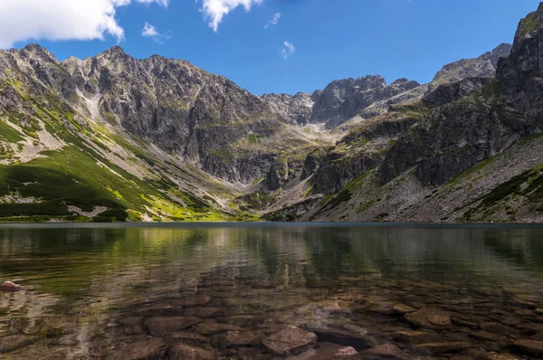 Καταπληκτική, καθαρή λίμνη βουνό, Tatry, Πολωνία — Φωτογραφία Αρχείου