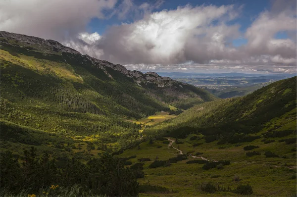 Uma bela vista do vale da montanha — Fotografia de Stock