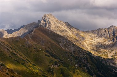 Güzel sonbahar dağ manzarası. Tatry. Polonya