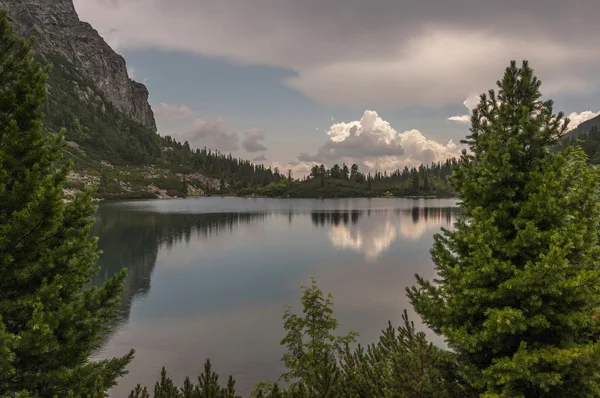 山の湖の美しい風景です。高タトラ山脈。スロバキア. — ストック写真