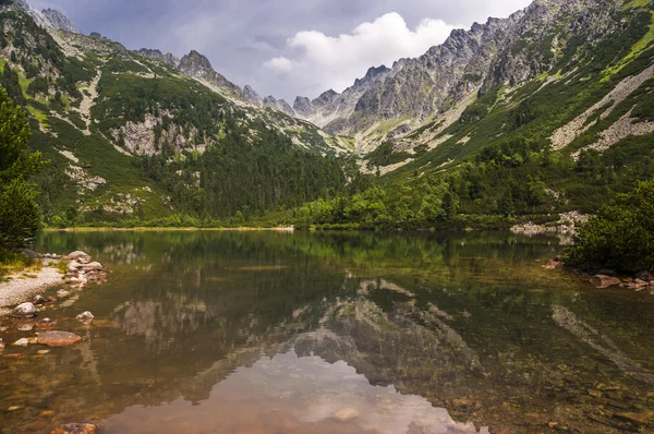 Όμορφο τοπίο της λίμνης στο βουνό. High Tatras. Σλοβακία. — Φωτογραφία Αρχείου