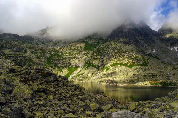 Krásná krajina horského jezera. Vysoké Tatry. Slovensko — Stock fotografie