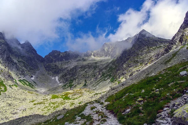 Beautiful scenery of mountain trail. Tatry. Slovakia — ストック写真