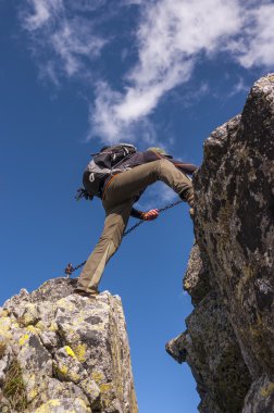 Fiyatı bir dağ yolu üzerinde