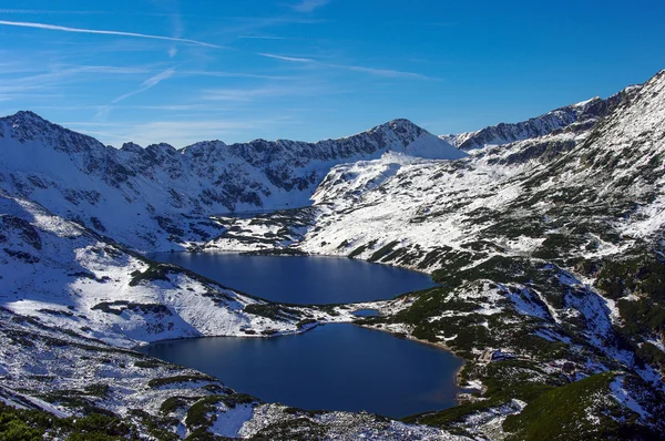 Όμορφο τοπίο της λίμνης στο βουνό. High Tatras. Πολωνία — Φωτογραφία Αρχείου