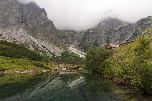 Bela paisagem de lago de montanha. Tatras altos. Eslováquia — Fotografia de Stock