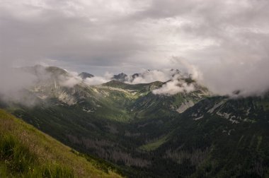 Bulutların altında inanılmaz yaz Dağları Panoraması