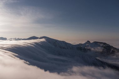İnversiyon sırasında güzel dağ manzarası