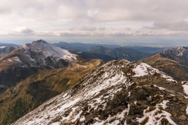 Sonbahar dağların Panoraması. Tatry