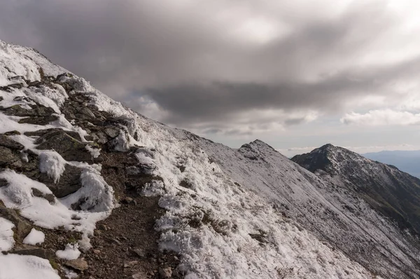 Hermoso paisaje de montañas nevadas — Foto de Stock