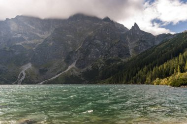 Sert rüzgarlar sırasında dağ gölü. Morskie Oko. Tatry