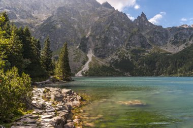 Sert rüzgarlar sırasında dağ gölü. Morskie Oko. Tatry