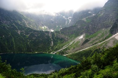 Dağ Gölü'nün güzel manzara. Yüksek Tatras. Polonya